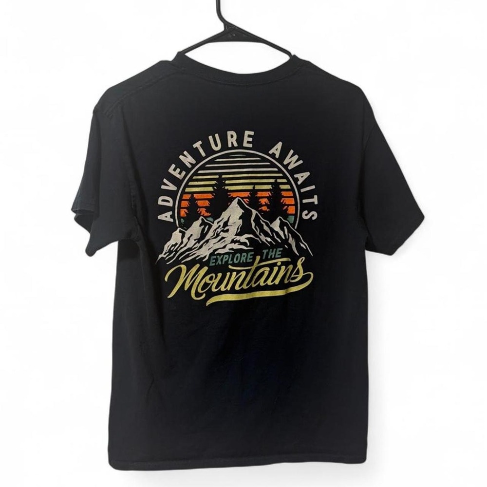 SCW Adventure Awaits Explore the Mountains Retro Sunset Graphic T-Shirt Black M